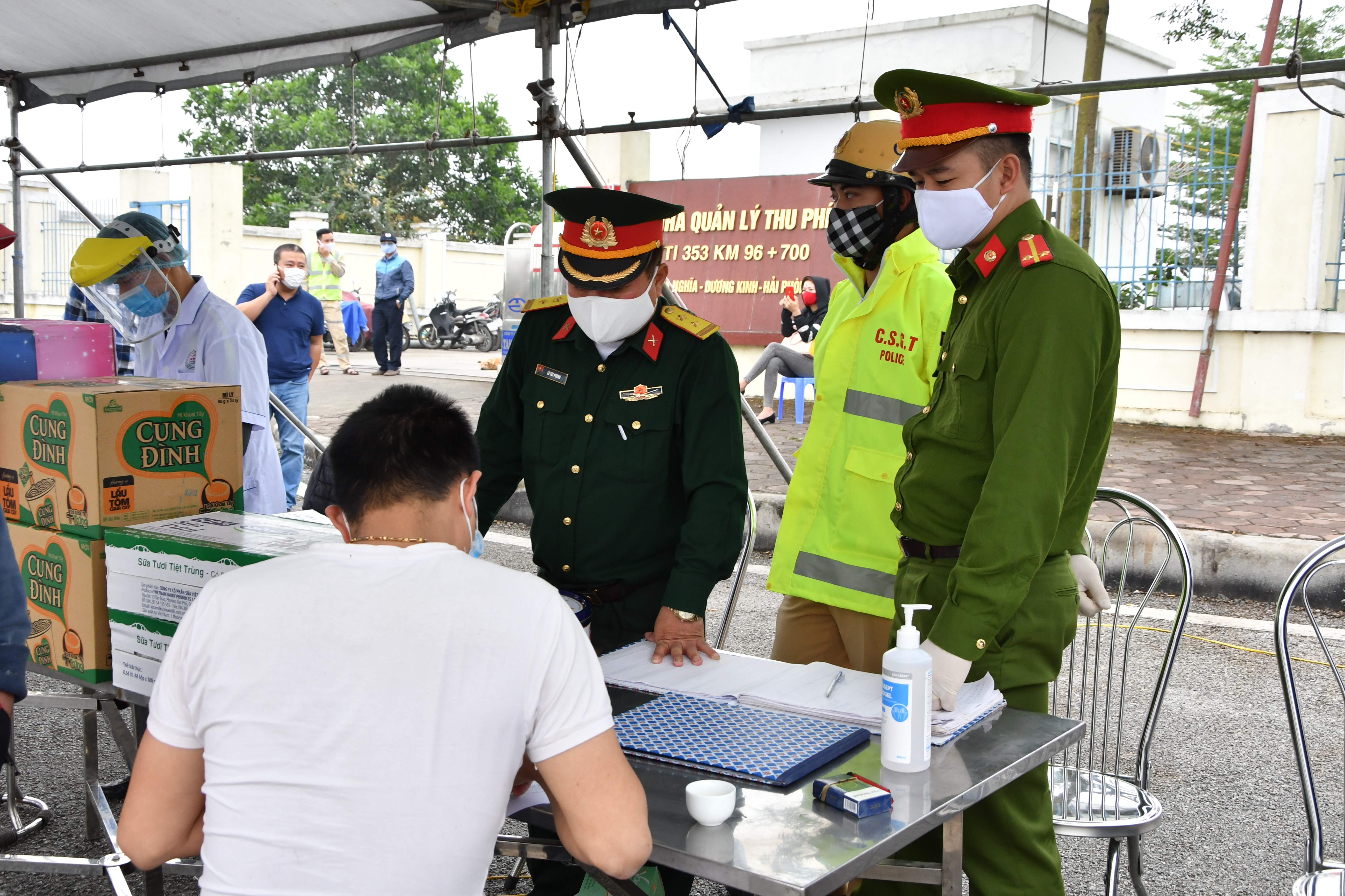 Cách ly, giám sát, theo dõi y tế đối với những người liên quan đến ca bệnh mới ghi nhận tại các tỉnh Hải Dương, Quảng Ninh